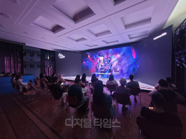 '2024 파리 올림픽'이 열리는 프랑스 파리에서 대한체육회가 운영하는 '코리아하우스' 내 'K-콘텐츠존'에서 관람객들이 넷마블 '나혼자만 레벨업: 어라이즈' 트레일러 영상을 시청하고 있다. 한국콘텐츠진흥원 제공